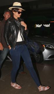 Katie Holmes feet photo thumbnail