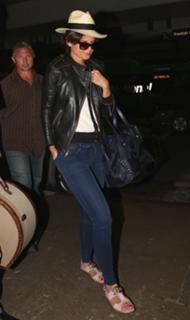 Katie Holmes feet photo thumbnail