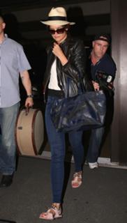 Katie Holmes feet photo thumbnail