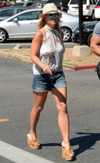Britney Spears feet photo thumbnail