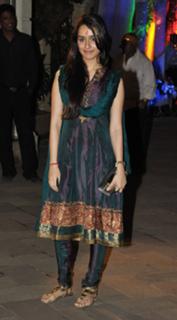 Shraddha Kapoor feet photo thumbnail