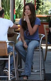 Kate Beckinsale feet photo thumbnail