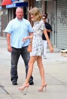 Taylor Swift feet photo thumbnail