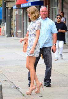 Taylor Swift feet photo thumbnail