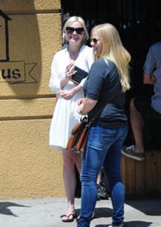 Kirsten Dunst feet photo thumbnail