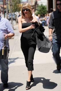 Taylor Swift feet photo thumbnail