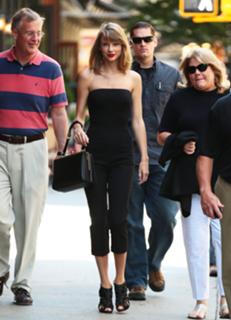 Taylor Swift feet photo thumbnail