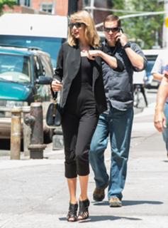 Taylor Swift feet photo thumbnail