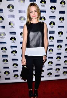 Mena Suvari feet photo thumbnail