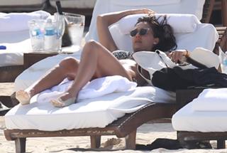 Jessica Alba feet photo thumbnail