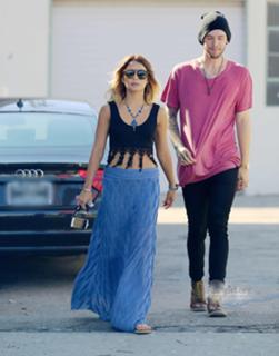 Vanessa Hudgens feet photo thumbnail