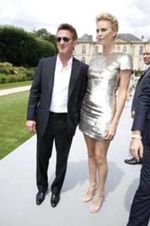 Charlize Theron feet photo thumbnail