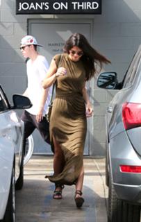 Kendall Jenner feet photo thumbnail