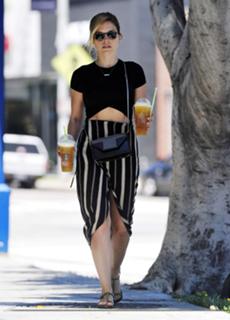 Sophia Bush feet photo thumbnail