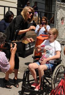 Taylor Swift feet photo thumbnail