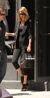 Taylor Swift feet photo thumbnail