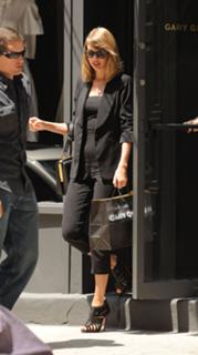 Taylor Swift feet photo thumbnail