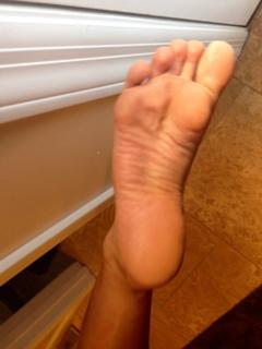 Emma Lovett feet photo thumbnail