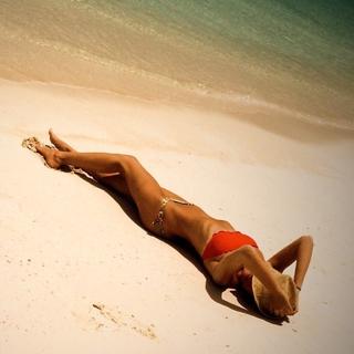 Alessia Marcuzzi feet photo thumbnail