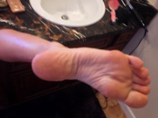 Emma Lovett feet photo thumbnail