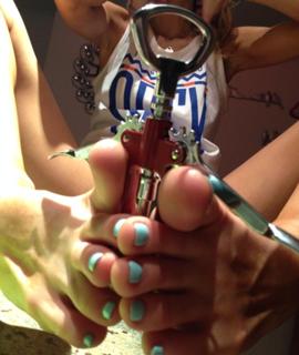 Emma Lovett feet photo thumbnail