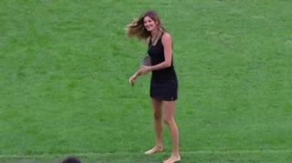 Gisele Bündchen feet photo thumbnail