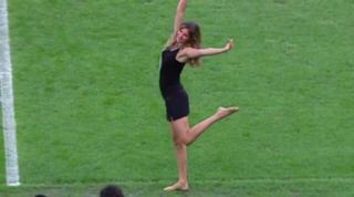 Gisele Bündchen feet photo thumbnail