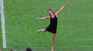 Gisele Bündchen feet photo thumbnail