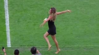 Gisele Bündchen feet photo thumbnail