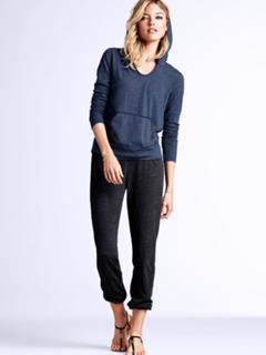 Martha Hunt feet photo thumbnail