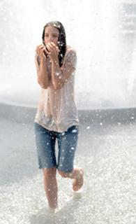 Katie Holmes feet photo thumbnail