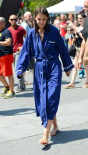 Katie Holmes feet photo thumbnail