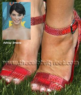 Ashley Greene feet photo thumbnail