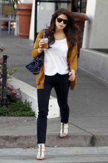 Ashley Greene feet photo thumbnail