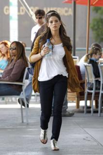 Ashley Greene feet photo thumbnail