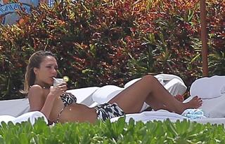 Jessica Alba feet photo thumbnail