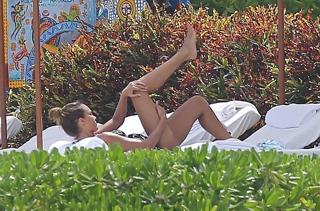 Jessica Alba feet photo thumbnail