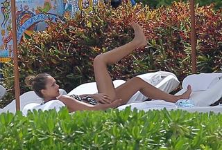 Jessica Alba feet photo thumbnail