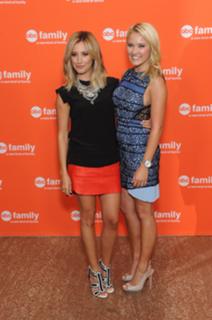 Emily Osment feet photo thumbnail