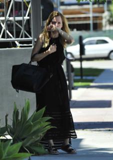 Mena Suvari feet photo thumbnail