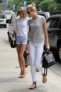 Karlie Kloss feet photo thumbnail