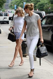 Karlie Kloss feet photo thumbnail