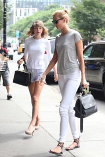 Karlie Kloss feet photo thumbnail