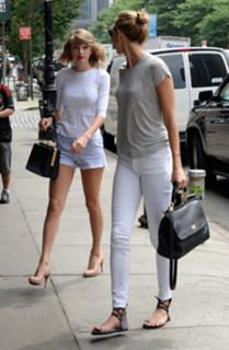 Karlie Kloss feet photo thumbnail