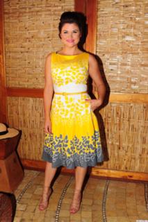 Tiffani Thiessen feet photo thumbnail