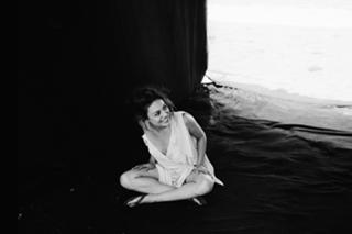 Mila Kunis feet photo thumbnail