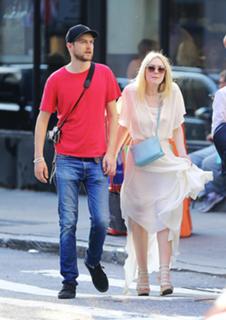 Dakota Fanning feet photo thumbnail