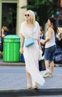 Dakota Fanning feet photo thumbnail