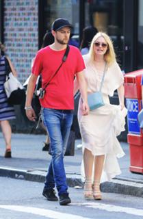 Dakota Fanning feet photo thumbnail