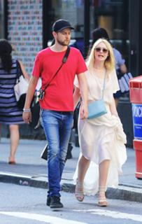 Dakota Fanning feet photo thumbnail